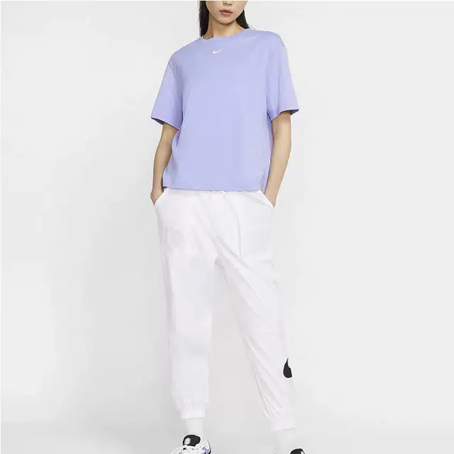 Nike Sportswear Essentials logoT