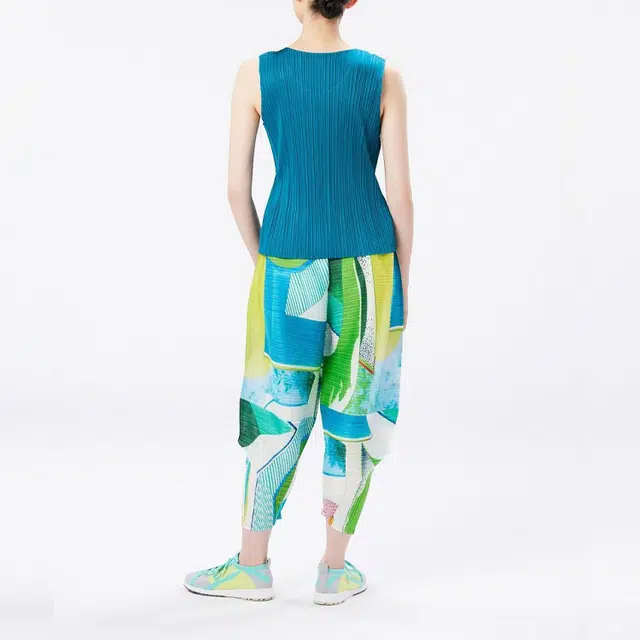 PLEATS PLEASE ISSEY MIYAKE
