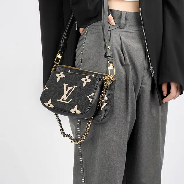LOUIS VUITTON Multi Pochette