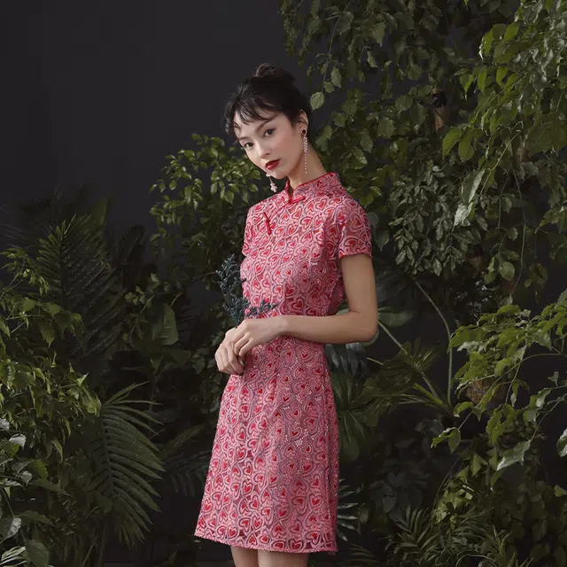 槿爷东方 爱心蕾丝连肩袖短旗袍 洋红色
