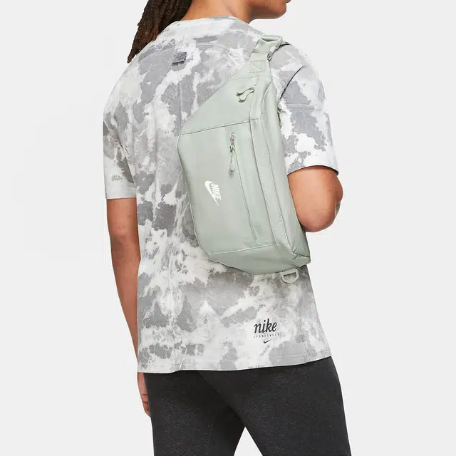 Nike ELEMENTAL Premium Logo