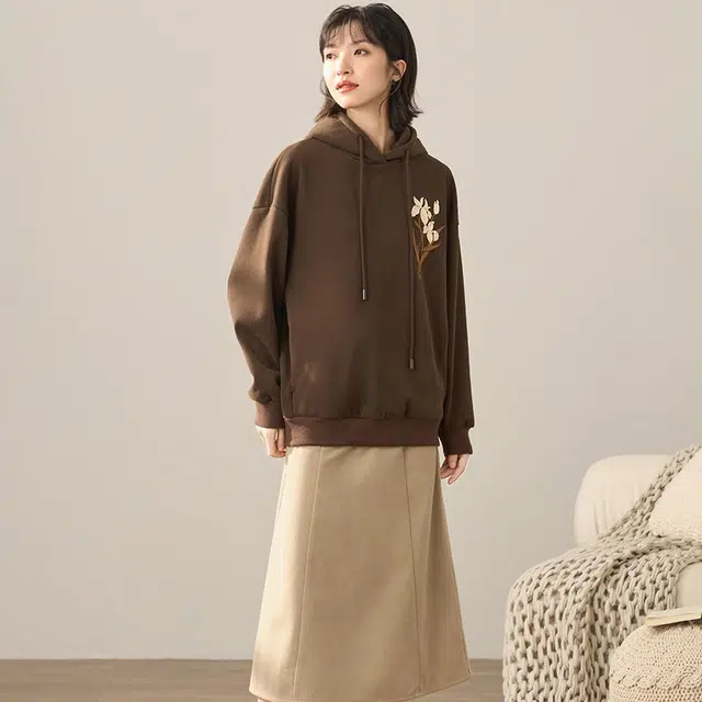 茵曼 植物绣花宽松连帽卫衣 女款 咖啡色