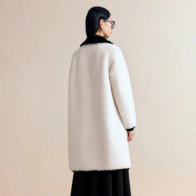 太平鸟女装 毛绒拼色中长款翻领皮衣外套 女款 米白