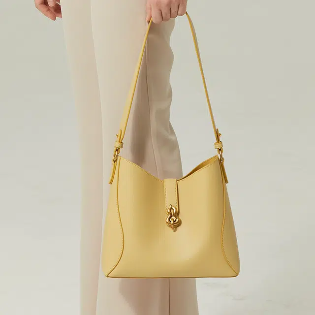 西木汀 高级感小众设计师浪漫症大容量 牛皮 水桶包单肩斜挎包 女款 黄色