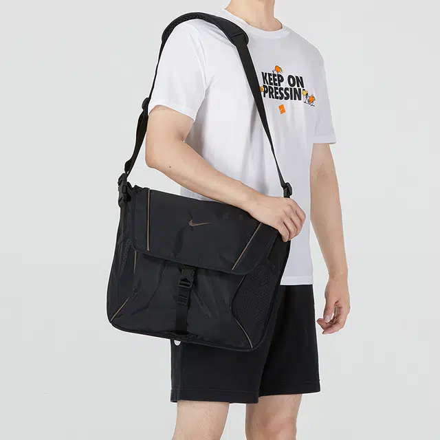 Nike EssentalsI Messenger