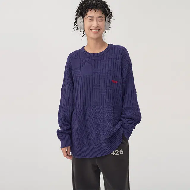 立体提花肌理纯色圆领宽松毛衣 男女同款