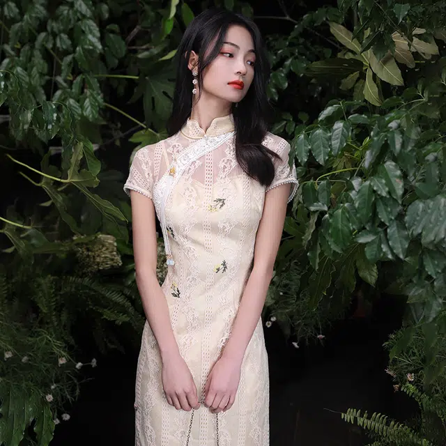 槿爷东方 金盏花黄竖纹小桂花刺绣连肩袖花边旗袍 浅杏色
