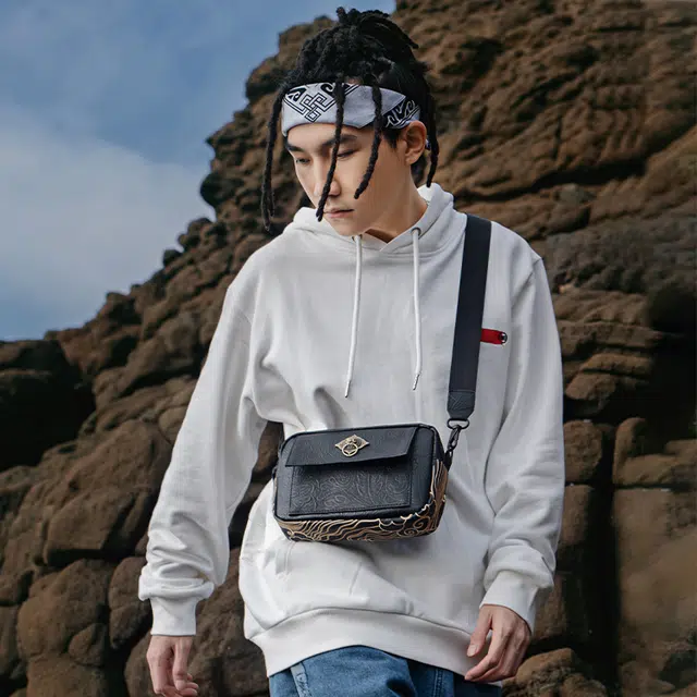 初弎 中国风元素狮子头小方包 街头潮流单肩斜挎包 刺绣百搭通勤小包斜挎包单肩包 男女同款 黑色