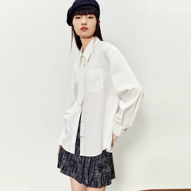 太平鸟女装 学院风可脱卸领带纯色徽章刺绣长袖衬衫 女款