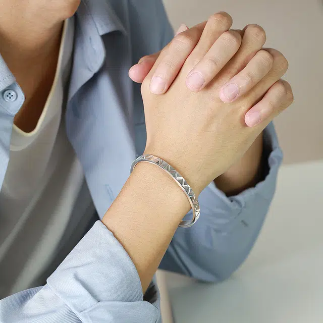 恋朵 潮流百搭手镯 简约个性波浪压纹开口手镯可调节 男女同款 多色可选