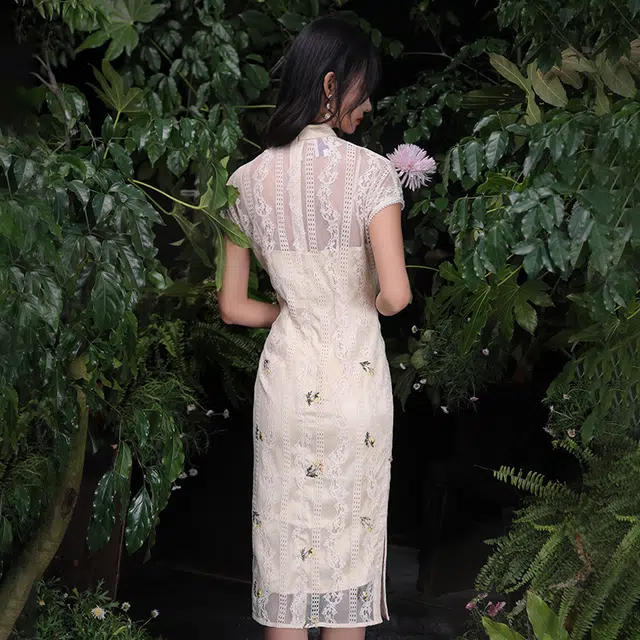 槿爷东方 金盏花黄竖纹小桂花刺绣连肩袖花边旗袍 浅杏色
