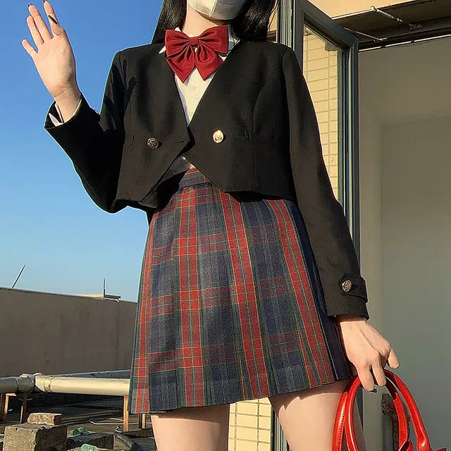 东鲸岁时记 经典学院风格纹百褶短款半身裙 圣诞红格