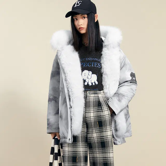 太平鸟女装 宽松泼墨印染连帽毛领派克羽绒服外套 女款 灰色