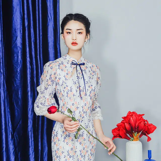 槿爷东方 捕梦者 碎花刺绣蕾丝泡泡袖长旗袍 女款 蓝白色