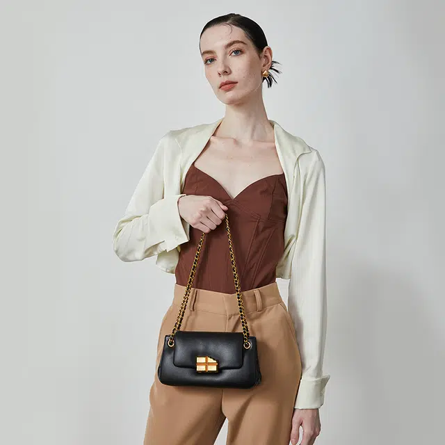 西木汀 南巷清风时尚百搭小众 牛皮 单肩包链条包斜挎包 小号 女款 咖啡色/夜幕黑/米白色