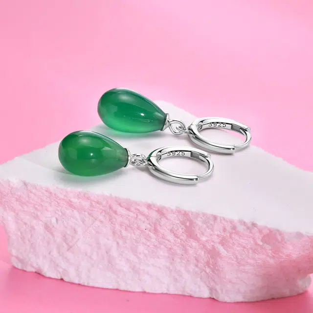 925
