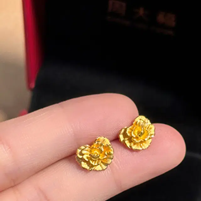 周大福 精致优雅爱心康乃馨 足金 按克计价 耳钉 女款