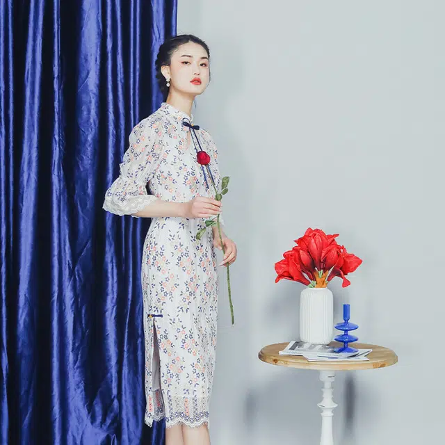 槿爷东方 捕梦者 碎花刺绣蕾丝泡泡袖长旗袍 女款 蓝白色