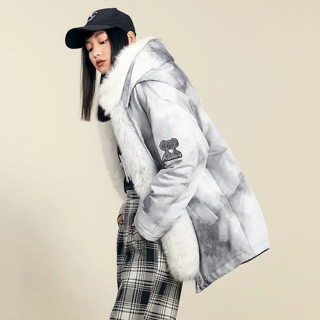 太平鸟女装 宽松泼墨印染连帽毛领派克羽绒服外套 女款 灰色