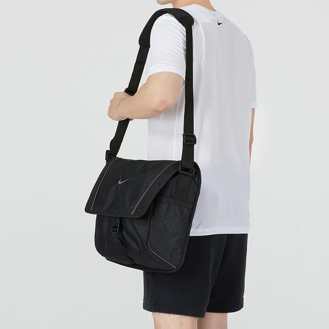 Nike EssentalsI Messenger