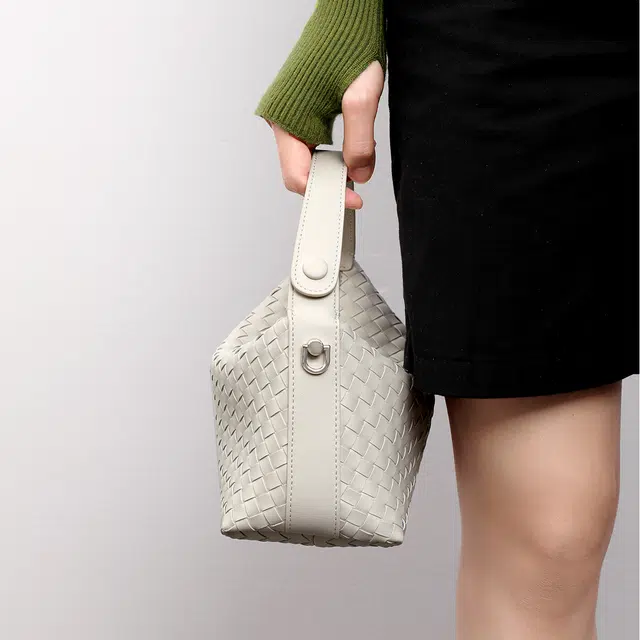 星期六 品牌小众设计手拎包大容量休闲百搭通勤包时尚简约女友包包女包 牛皮 单肩包斜挎包手提包编织包 大号 女款 米白色