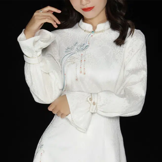 槿爷东方 纯色优雅蕾丝珠链蓝莲刺绣长袖旗袍 女款 白色