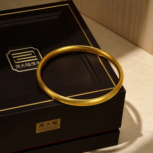 周大福 经典传承系列婚嫁福镯简约素圈 足金 黄金手镯 女款
