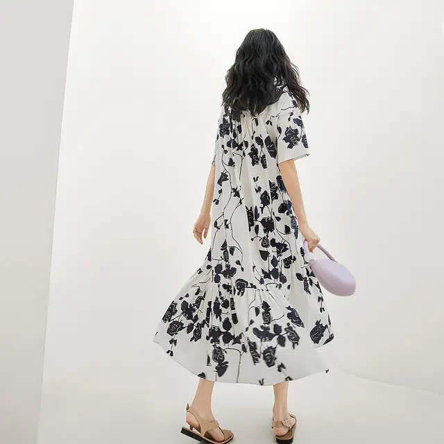 对白 碎花收腰不规则短袖连衣裙 黑白花