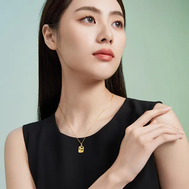 周六福 黄金吊坠女生计价足金小鲸喜美人鱼方牌挂坠单吊坠不含链
