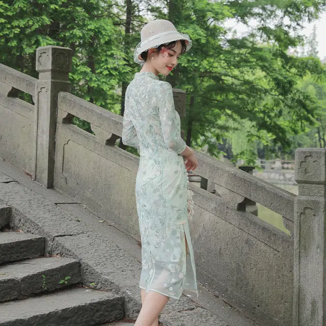槿爷东方 碧藤刺绣波浪襟七分袖长旗袍 女款 浅绿色
