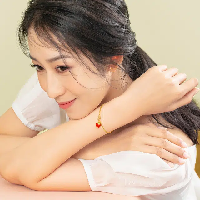 六福珠宝黄金珐琅工艺水果系列草莓足金吊坠女 定价/不含链