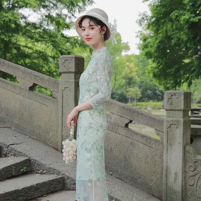 槿爷东方 碧藤刺绣波浪襟七分袖长旗袍 女款 浅绿色