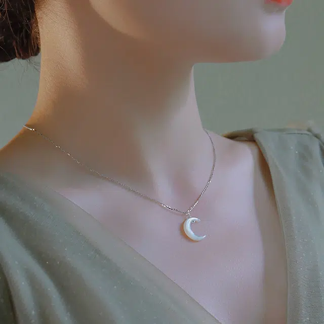 925
