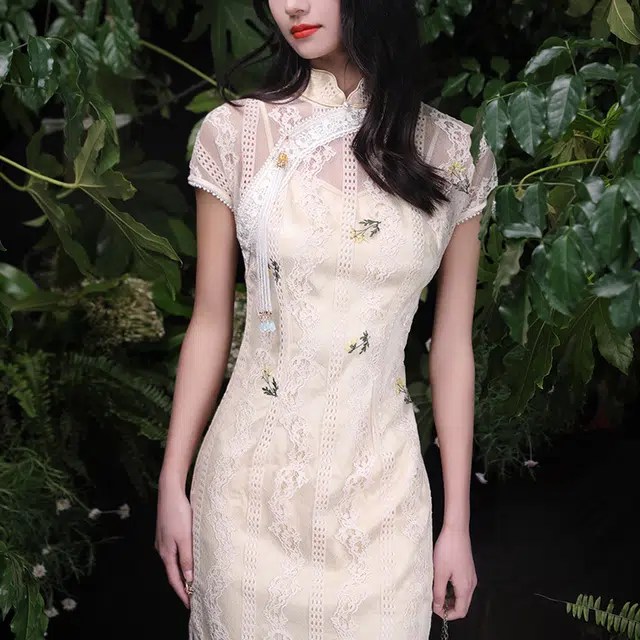 槿爷东方 金盏花黄竖纹小桂花刺绣连肩袖花边旗袍 浅杏色