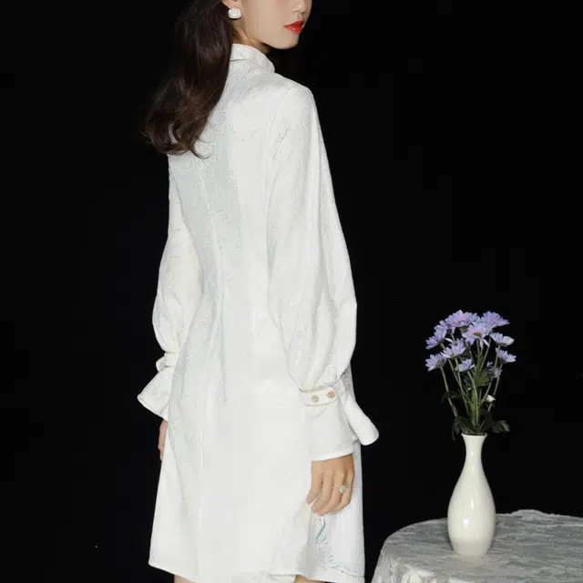 槿爷东方 纯色优雅蕾丝珠链蓝莲刺绣长袖旗袍 女款 白色
