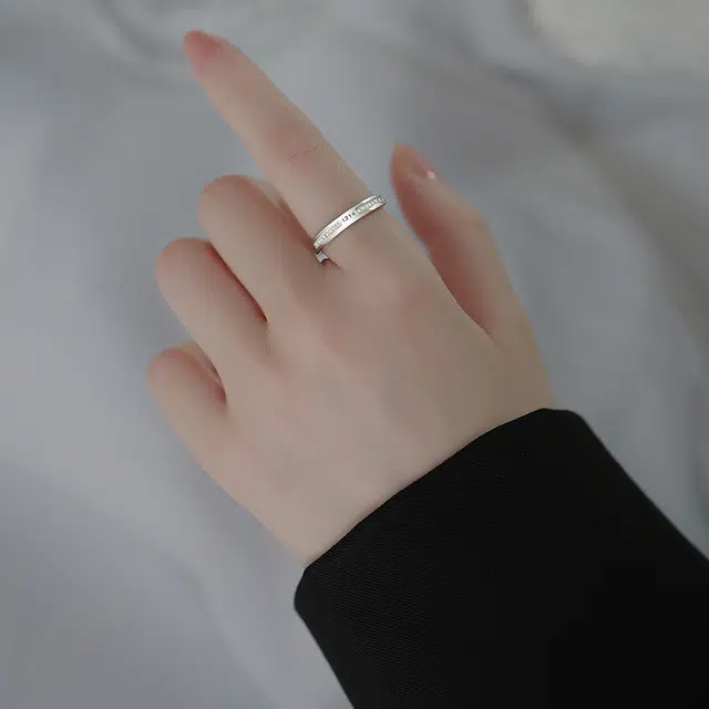 925