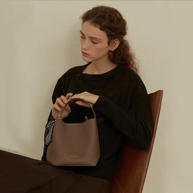 西木汀 异乡人 小众设计师时尚百搭丝巾高级妈妈包大容量通勤 牛皮 水桶包单肩斜挎手提包 中号 女款 多色