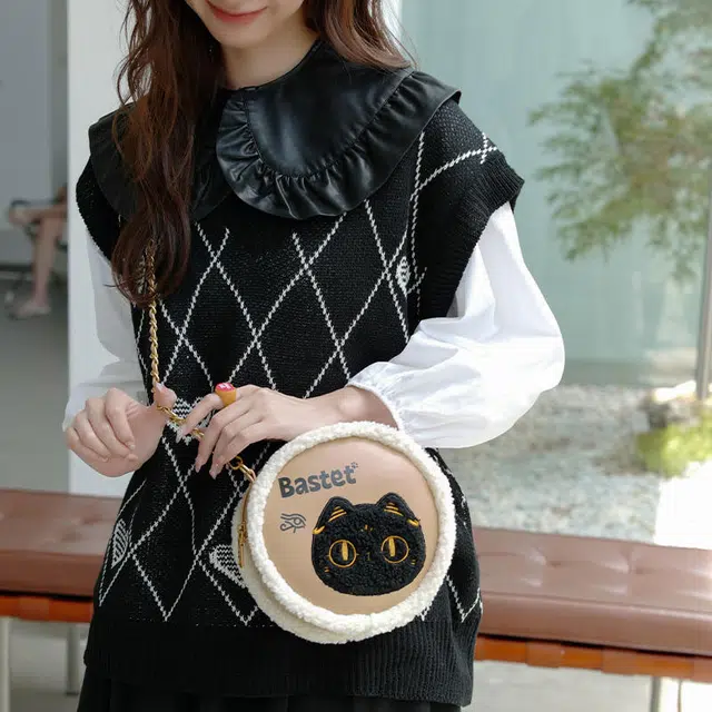 大英博物馆 盖亚·安德森猫和她的朋友们系列 可爱猫猫图案印花刺绣圆饼包单肩斜挎包 女款 卡其色