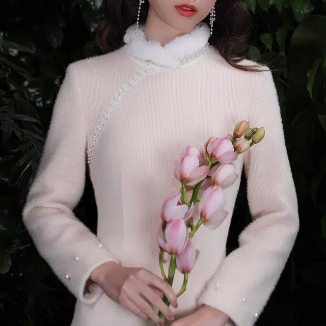 槿爷东方 芳华幸 纯色优雅毛呢加厚长袖旗袍 女款 杏色