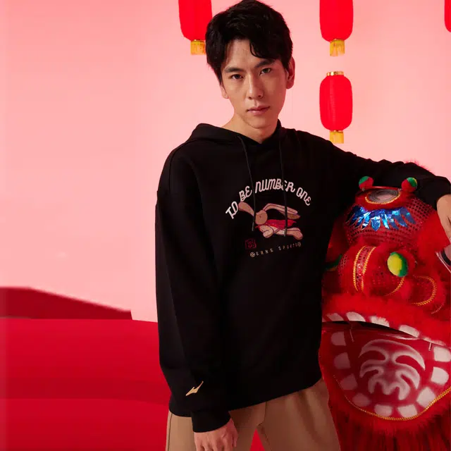 鸿星尔克 生活系列 新年款 卡通字母印花休闲运动宽松套头连帽卫衣 男款 正黑 新年推荐