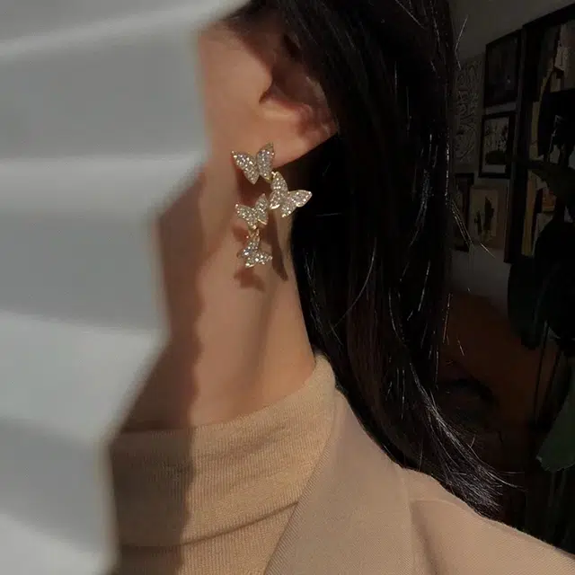 925