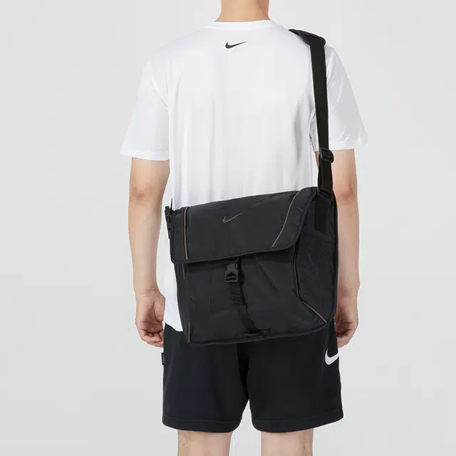 Nike EssentalsI Messenger