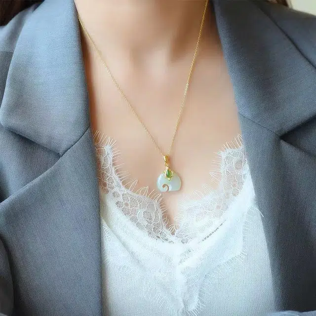 925