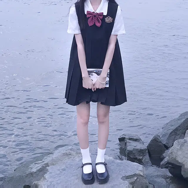 东鲸岁时记 圆领褶皱刺绣无袖连衣裙 女款