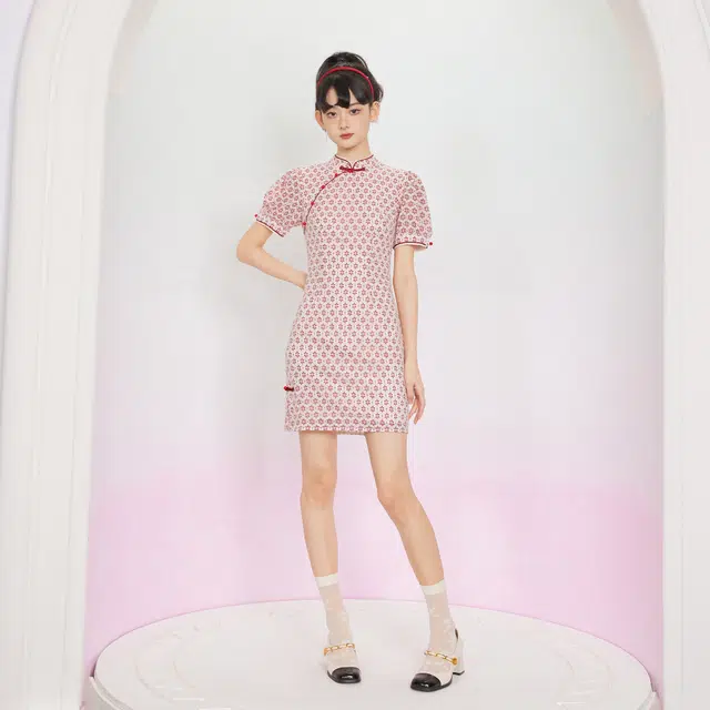 槿爷东方 花卉刺绣满印蕾丝短袖短旗袍 红白色 女款