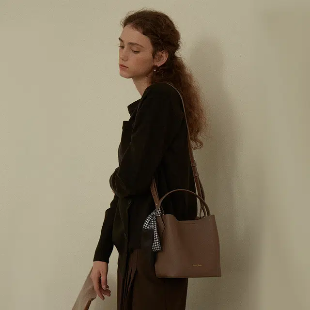 西木汀 异乡人 小众设计师时尚百搭丝巾高级妈妈包大容量通勤 牛皮 水桶包单肩斜挎手提包 中号 女款 多色