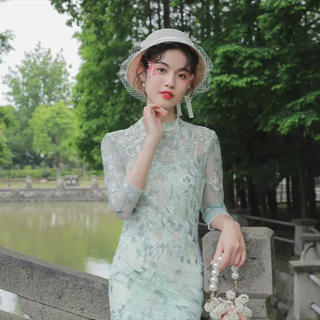 槿爷东方 碧藤刺绣波浪襟七分袖长旗袍 女款 浅绿色