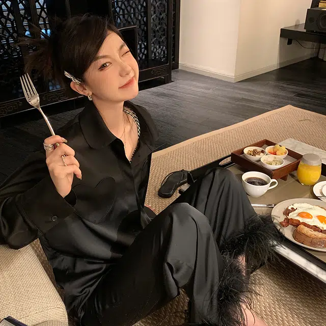 区区欧阳 纯色爱心口袋长袖衬衫 女款
