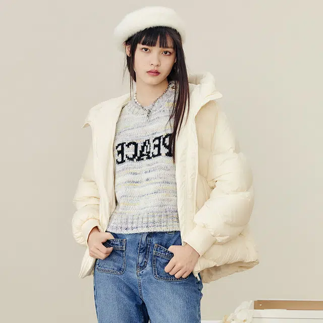 太平鸟女装 泡芙轻羽绒连帽短款面包羽绒服 冬季 女款