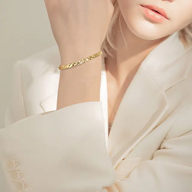 恋朵 高级感质感纹理椭圆贵妃镯 手镯 女款 金色